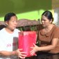 Đồng chí Hà Thị Thuận Uỷ viên Ban Thường vụ huyện ủy, Chủ tịch UB MTTQ huyện đi thăm, tặng quà cho các gia đình mẹ liệt sĩ, thương binh và người nhiễn chất độc hóa học