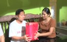Đồng chí Hà Thị Thuận Uỷ viên Ban Thường vụ huyện ủy, Chủ tịch UB MTTQ huyện đi thăm, tặng quà cho các gia đình mẹ liệt sĩ, thương binh và người nhiễn chất độc hóa học